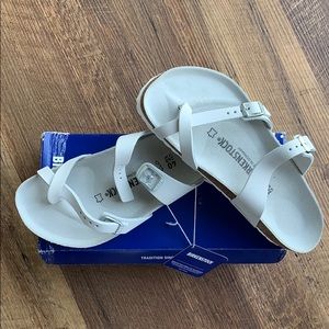 White Mayari Birkenstock’s. Size 40.